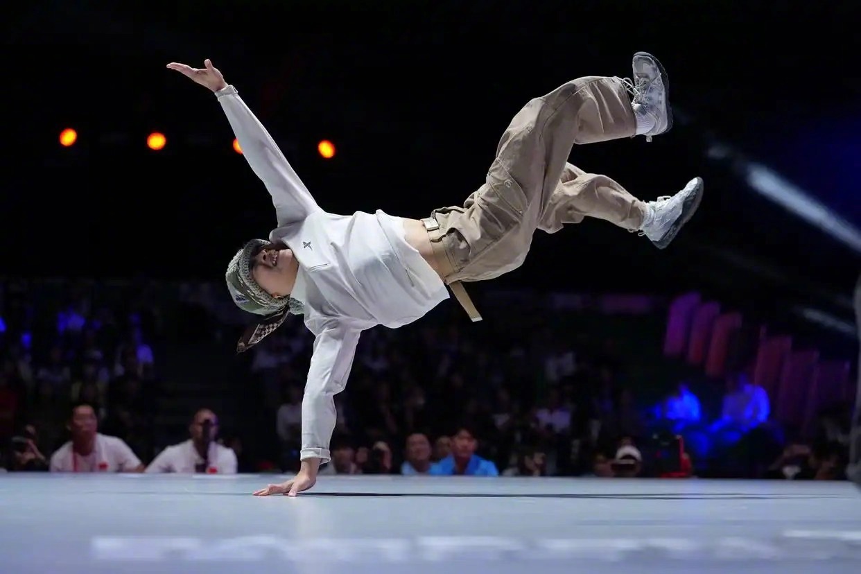 A breakdancer competes on the competition floor in Nagoya. Photo: 北京青年报