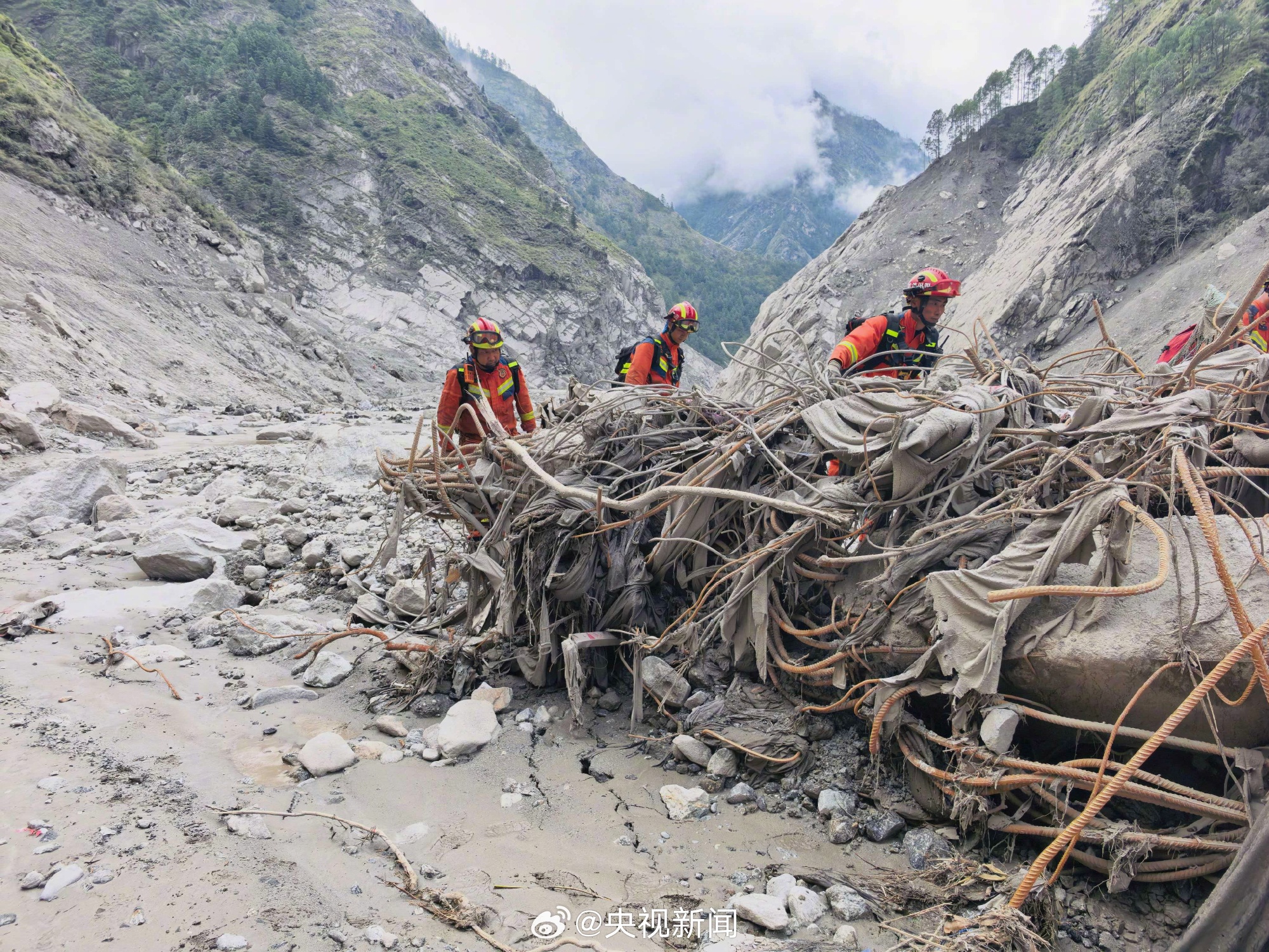 Chinese rescue teams have reached the heart of the Gyirong port disaster zone and found buildings erased by a mudslide triggered on the Nepali side of the border, while the Politburo met in Beijing to order an all-out search. Nepal now reports 579 dead and 1,924 missing from the same flood.