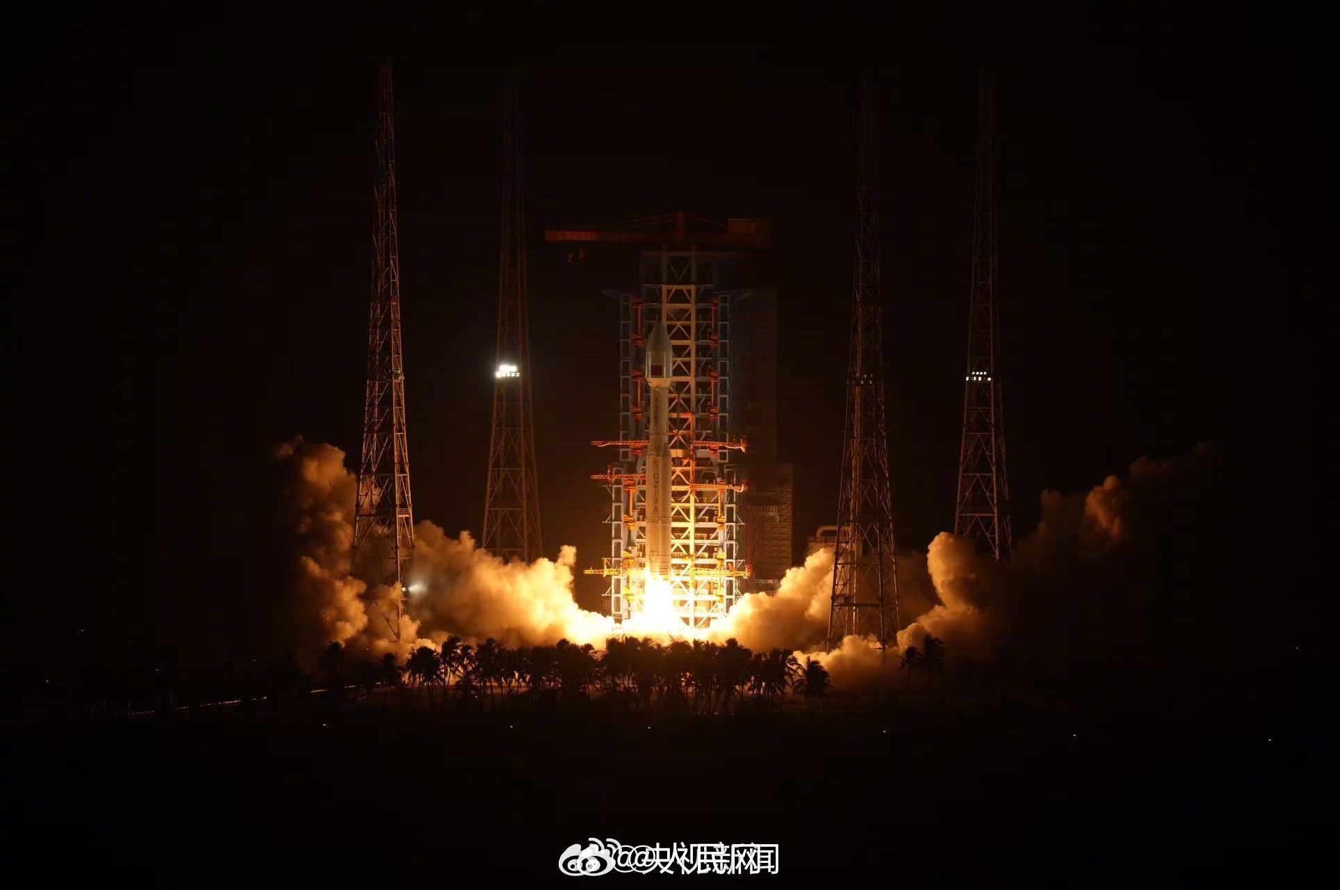 The Long March 8A, its CZ-8A marking visible, photographed at the Hainan launch site. Photo: @人民网