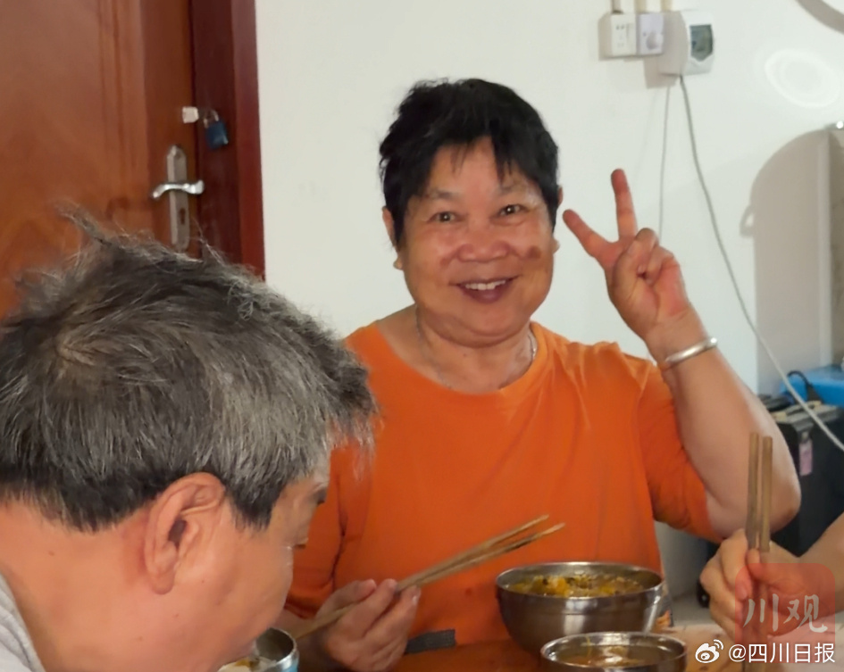 How a Free Village Canteen in Sichuan Ended Up Stocked by Its Own Elderly Diners