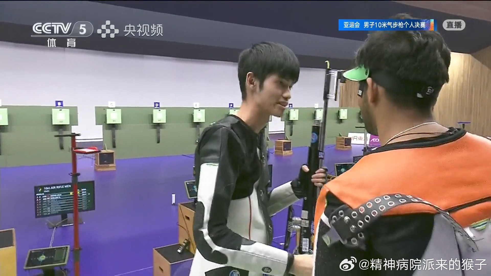 The moment after the final shot, with the range's results board behind. Photo: @精神病院派来的猴子