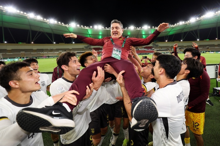 The China bench lifts their coach after the final whistle in Nagoya. Photo: @王玮晨