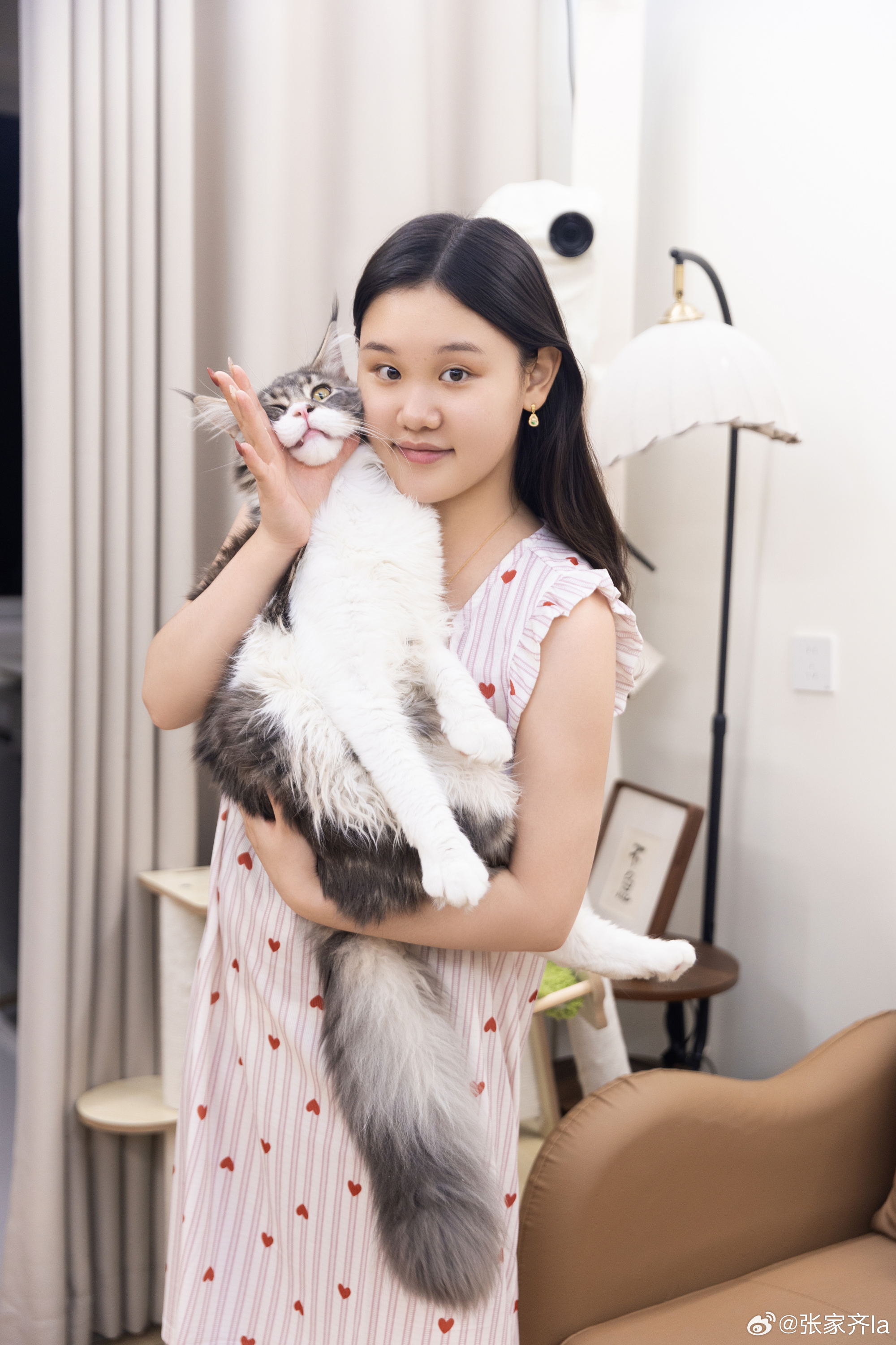 Zhang Jiaqi with her cat in a photograph from the farewell post. Photo: @张家齐la
