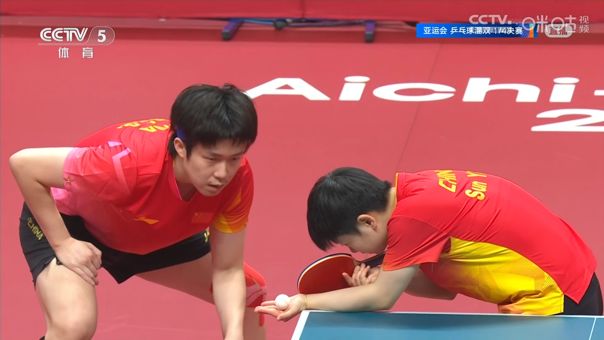 The broadcast feed during the China–Japan mixed-doubles quarter-final at the Nagoya Asian Games. Photo: @咪咕体育