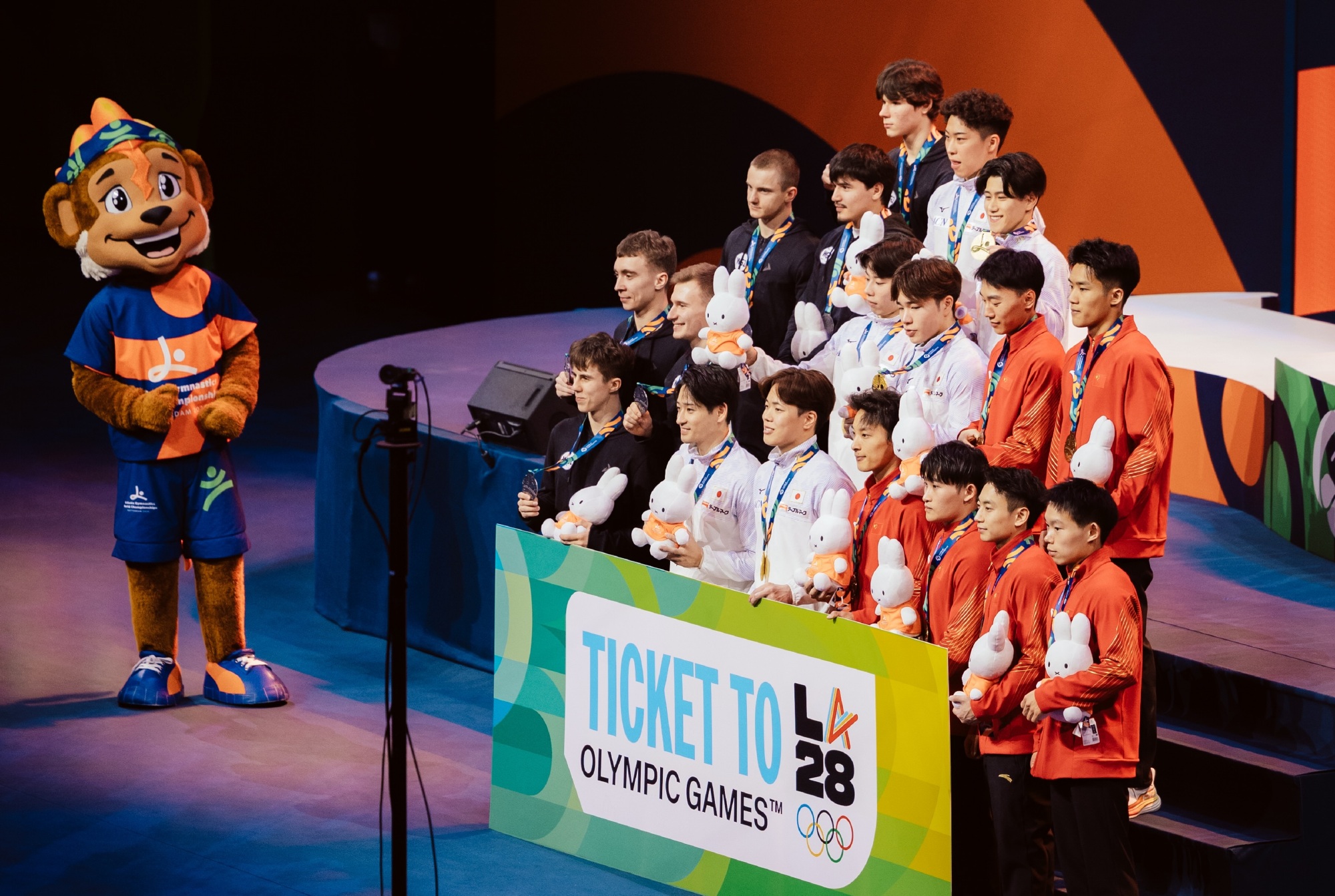 The podium after the men's team final in Rotterdam, with the direct-ticket sign to the LA28 Olympic Games. Photo: @咪咕体育
