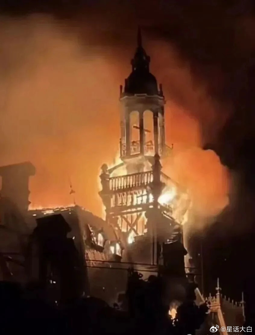 A tower burns against the night sky during the unrest. Photo: @星话大白