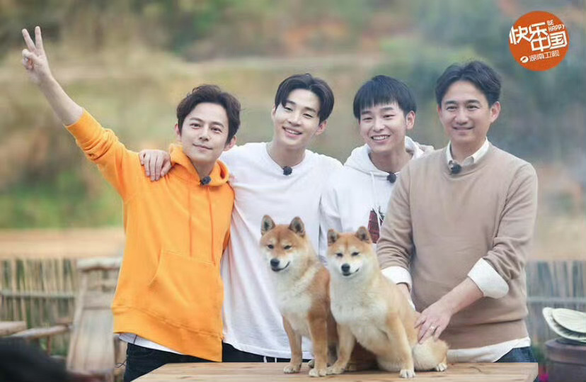 Four of the show's regulars behind the farmhouse table in its country setting. Photo: @十级杠精王铁锤