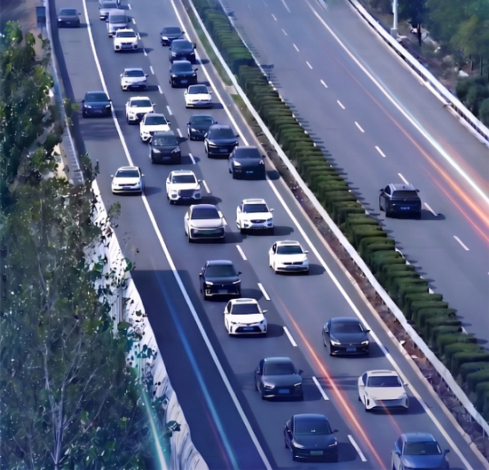 A multi-lane highway packed with cars, the standard backdrop of every Chinese public holiday. Photo: @银子堆成山