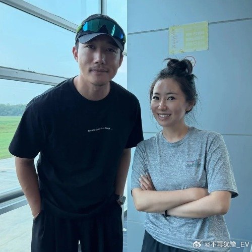 A man in a black cap and a companion, in a photograph attached to a post relaying the rescue account; the poster identified him as Zhang Tao. Photo: @不再犹豫_EV