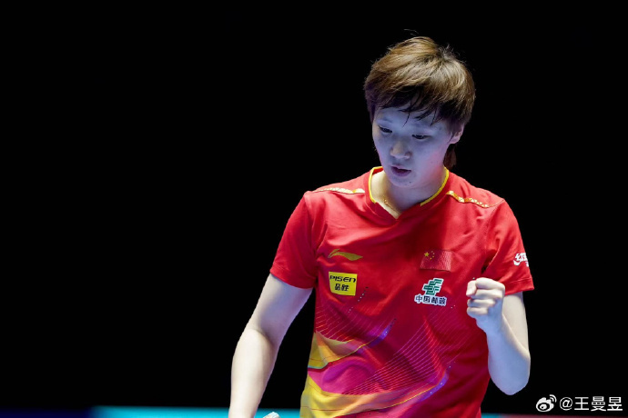 Wang Manyu clenches her fist between points during her semifinal win over Harimoto Miwa. Photo: @白鹿视频