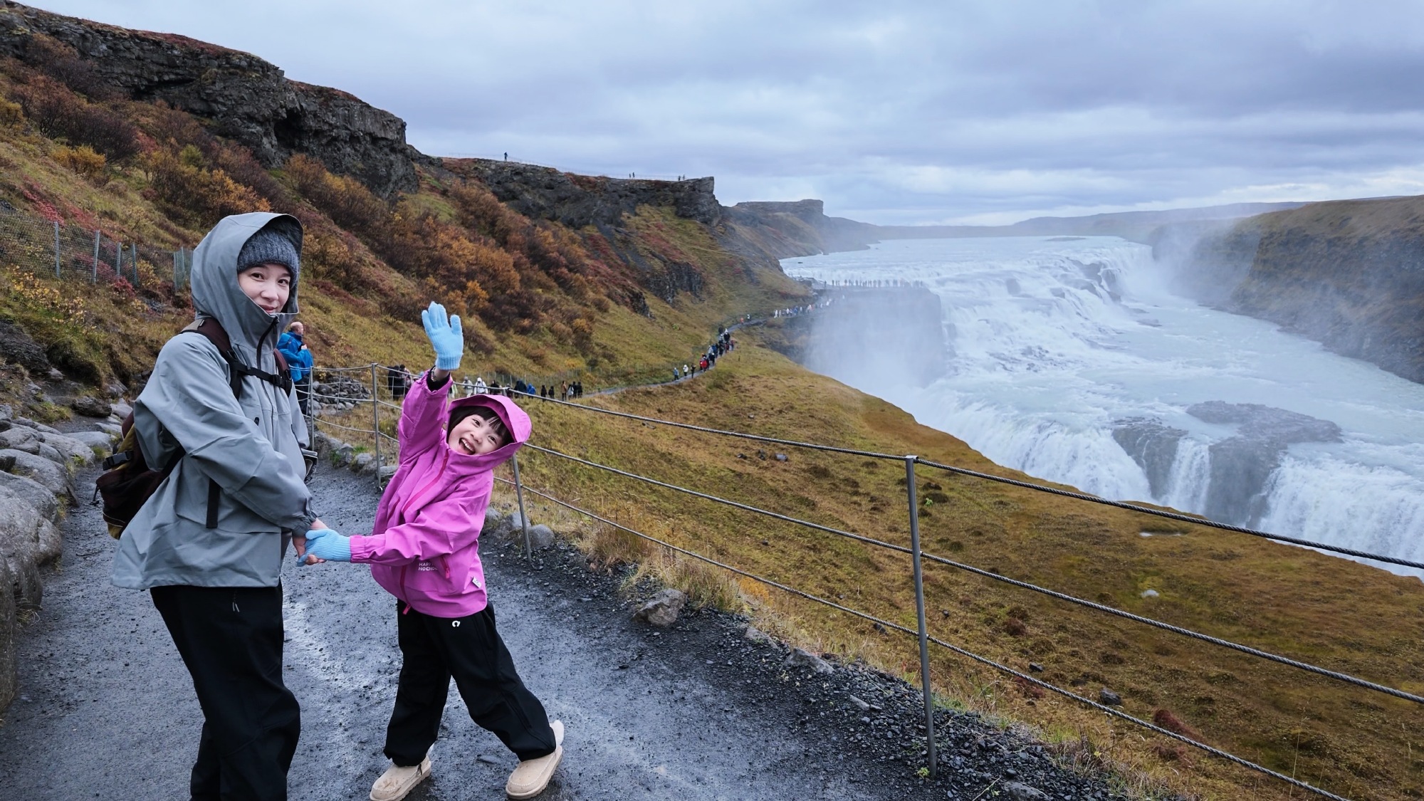 Muyan and her mother at a waterfall on the family's Iceland route, from the account's own vlog. Photo: @徐沐言开心酱