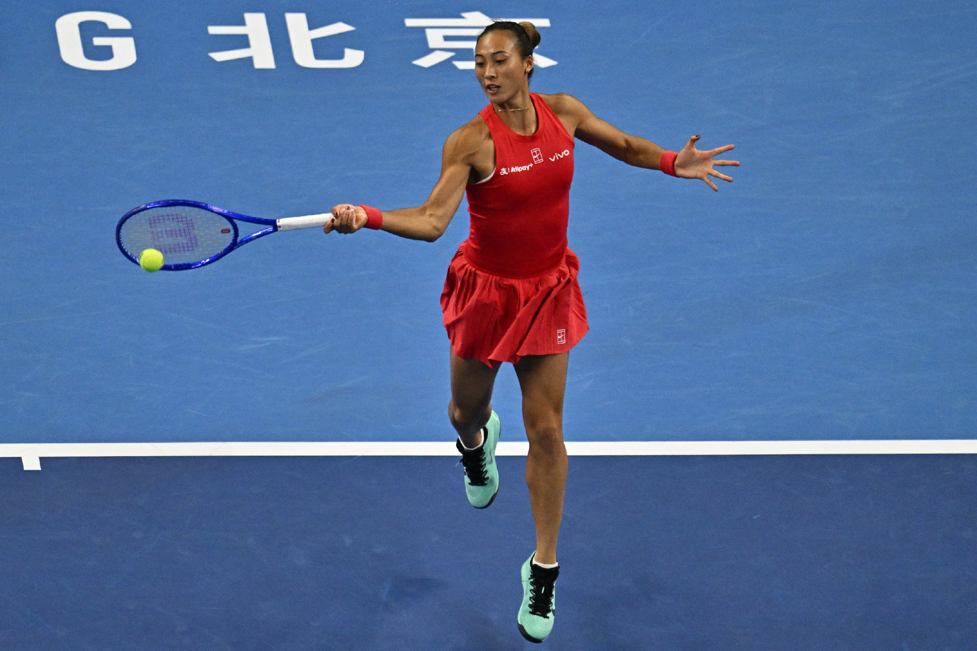Zheng Qinwen runs down a forehand during her semifinal win over Elise Mertens. Photo: @WTA国际女子网球协会
