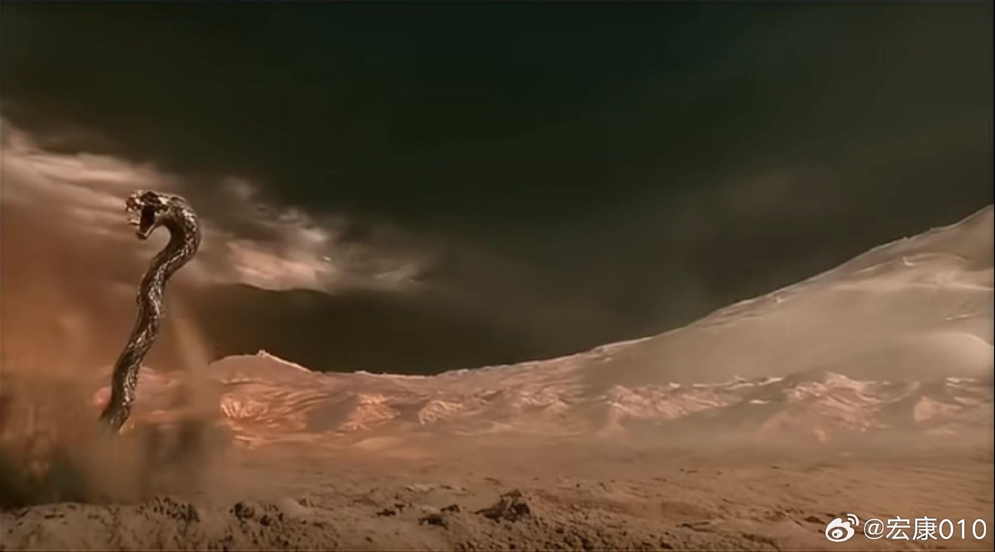 A metallic serpent rises from barren ground in a frame from the AI-made 'Condor Heroes'. Photo: @宏康010