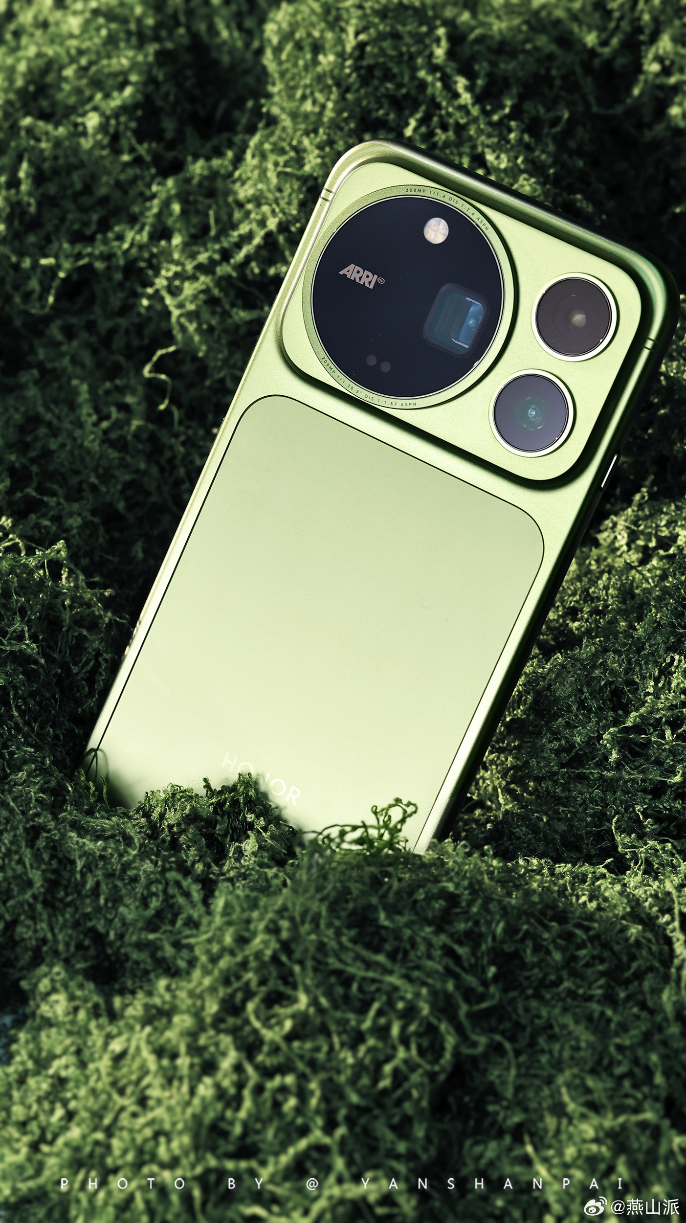 A close-up of the ARRI-branded camera island on the moss-green back panel. Photo: @燕山派