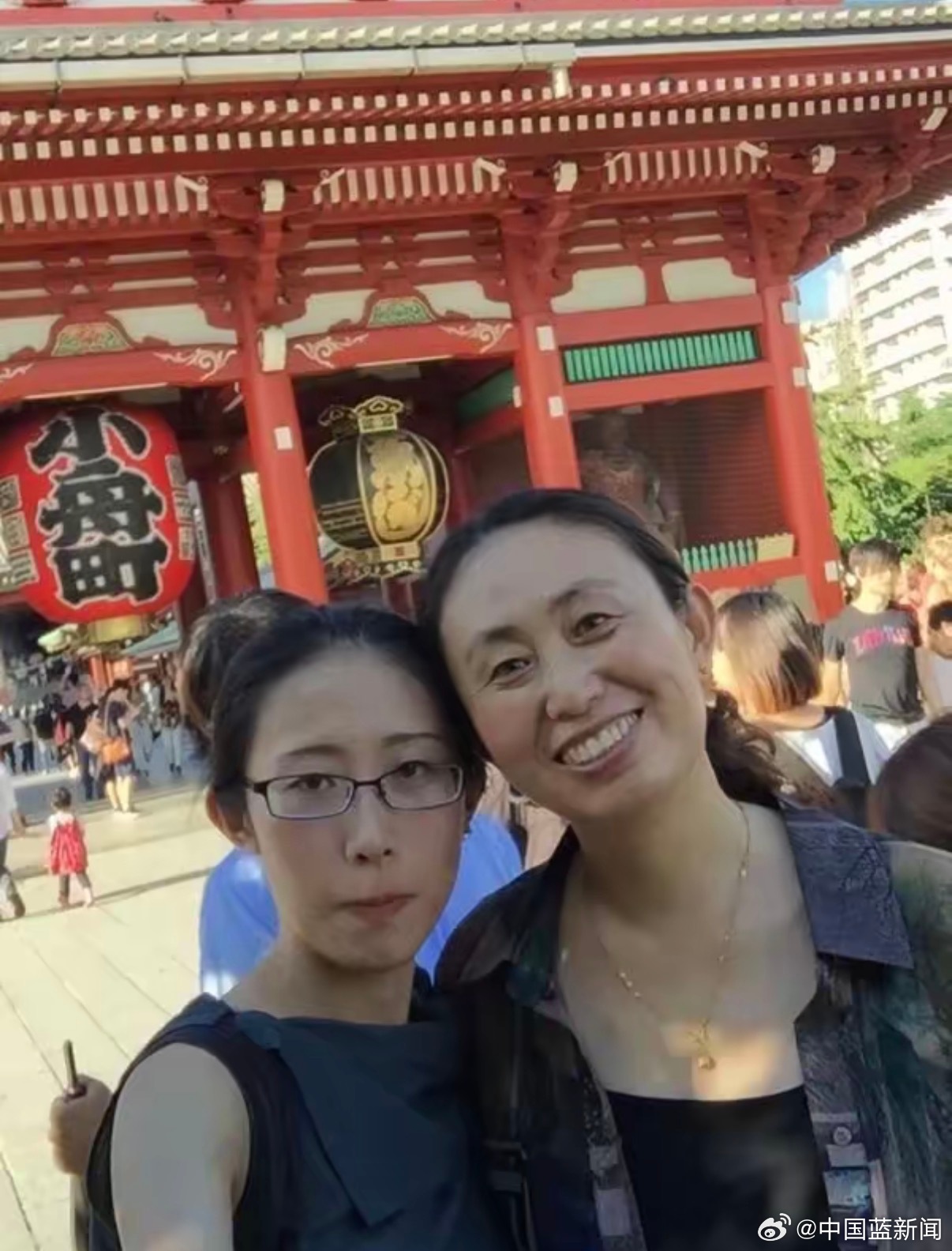 A photo of two women in Japan, from the tenth-anniversary letter Jiang Qiulian posted to her Weibo account. Photo: @中国蓝新闻