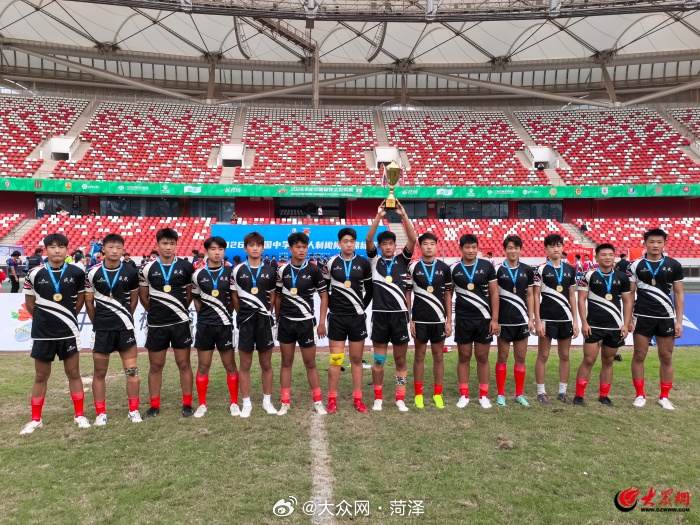 Athletes of Chengwu County No. 1 Middle School pose with their trophy after winning the national middle-school sevens rugby title in Zaozhuang, Shandong. Photo: @大众网·菏泽