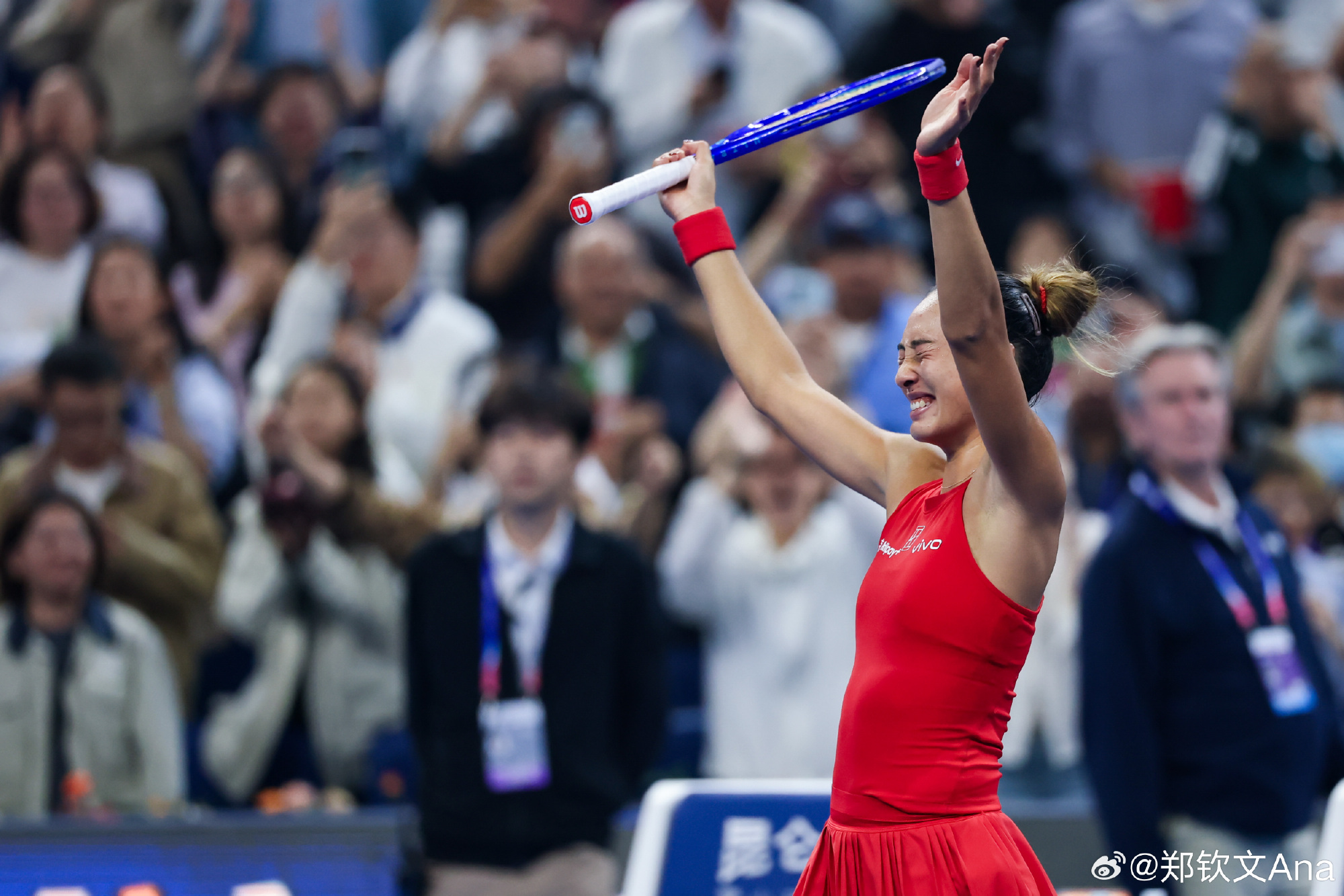 Racket raised after the winning point in Beijing. Photo: @郑钦文Ana
