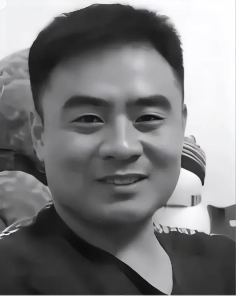 In a heartwarming display of respect and gratitude, crowds have been flocking to a hot pot restaurant in Beijing's Haidian district, owned by the late fire chief Luan Liwei, who tragically lost his life while saving three children from drowning in a river in Hebei province on August 10.