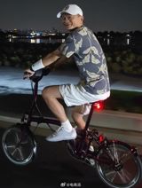 Jack Ma, the billionaire founder of Alibaba, was recently spotted cycling around West Lake in Hangzhou, China, at night, sparking a wave of positive and fascinated reactions on social media. Videos and photos shared by netizens showed Ma, dressed in sportswear and wearing a white baseball cap, leisurely cycling along the lake and interacting with people who recognized him. He even reminded some to be careful while filming, showcasing his friendly and approachable nature.