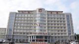 A recent recruitment notice posted by a county hospital in Heilongjiang Province has sparked heated discussions online. The hospital is seeking temporary security personnel with a bachelor's degree or above, and the applicant must be under 35 years old. The basic salary for this position is 1750 yuan per month, which has been criticized by many as being too low considering the high requirements. The hospital's recruitment notice has been met with skepticism, with many netizens expressing their surprise and disappointment at the stringent requirements and low pay.
