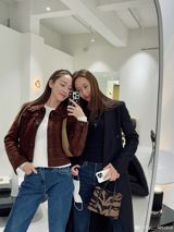For the Zheng sisters, their latest adventure was all about freedom and the open road. The duo embarked on a thrilling road trip, sharing snippets of their escapade on social media under the hashtag #郑氏姐妹#, which translates to "Zheng Sisters." As they cruised across the country, the sisters checked off three major destinations, taking in breathtaking views and experiences that will be etched in their memories forever.