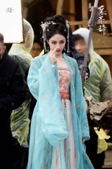 The recent drama surrounding Fan Chengcheng's luggage sleeve has sent shockwaves through the entertainment industry. The story began when Sha Yi, a renowned Chinese actor, decided to send a luggage sleeve belonging to Yao Yi to Fan Chengcheng. This seemingly innocuous gesture has sparked a heated debate about the intricacies of celebrity relationships and the cutthroat nature of the entertainment industry.