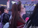 The recent unveiling of Zhao Lu Si's new hairstyle, featuring bold pink highlights, has sparked a heated debate among fans and netizens alike. The striking color has left many unable to recognize the actress, with some likening her to a "pink noodle hairstyle." While some fans have expressed disappointment, claiming that her aesthetic has "collapsed," others have praised the daring new look, deeming it "highly advanced" and "full of vitality."