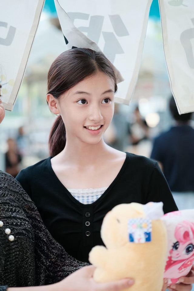 Meet QiQi: China's 15-Year-Old Internet Sensation Dubbed 'Goddess-Like'