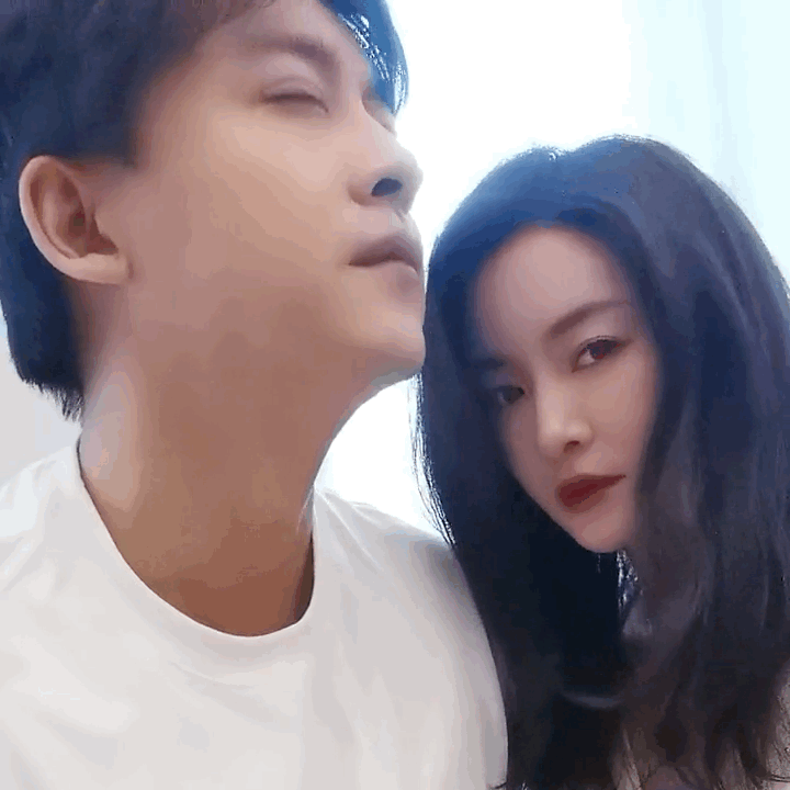 Li Sheng and Li Jiahang are a beloved couple in the Chinese entertainment industry, and their love story is one that has captivated fans everywhere. The two actors met in 2010 while filming the TV drama "New My Fair Princess," where Li Jiahang played the role of Er Kang and Li Sheng played the role of Xiaoyanzi. At the time, Li Jiahang had already developed feelings for Li Sheng, but she was unaware of his affections.
