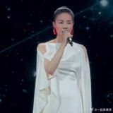 Recently, Chinese singer Hei Ni revealed that renowned singer Wang Fei's parents and brother have all passed away, leaving her with only two daughters as her surviving family members. As someone who has watched Wang Fei grow up, Hei Ni expressed sympathy for the singer, describing her as a very kind-hearted person who has had a tough life. Hei Ni also praised Wang Fei's family, saying they are all kind people who do not deserve to be hurt by malicious comments. Wang Fei's mother passed away in her 60s due to illness, while her brother, Wang Ge, died in his early 50s, also due to health reasons. Wang Ge was only two years older than Wang Fei, who is currently 54 years old, making his passing a relatively recent event. When her brother passed away, Wang Fei initially kept the news from her father, possibly to avoid upsetting him. Unfortunately, her father has also since passed away, leaving Wang Fei to bid farewell to three of her closest family members over the past few years.