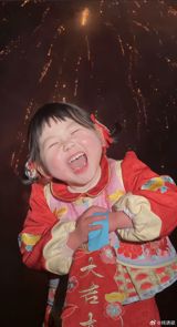 A recent controversy has surrounded 4-year-old social media influencer "瑶一瑶小肉包" (Yao Yiyao Xiao Rou Bao), who has over 2 million followers online. A video posted by the child's mother showed the little girl being tripped by a boy and crying, sparking widespread discussion and criticism. Many netizens questioned whether the mother had staged the incident to gain attention and sympathy. The mother responded to the criticism, stating that she believed children need to experience some falls and scrapes to grow up strong and resilient. However, many netizens remain skeptical, pointing out that the boy's behavior was dangerous and that the mother's response was insincere.