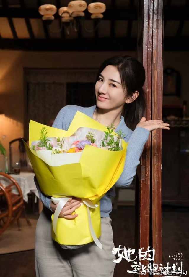 Huang Yi’s Livestream Sparks Heated Debate Over Domestic Abuse Survivor, Wealth, and Her Daughter’s Idol Ambitions
