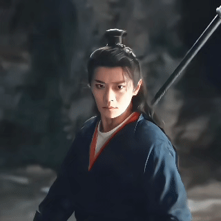 CaO Jun has captivated audiences with his unique charm in the internet era, thanks to his natural and refreshing appearance. From his early roles in "Zhēn Mìng Xiǎo Hé Shàng" to "Bǎo Lián Dēng", he has consistently exhibited a bold and elegant demeanor, with a pure and simple nature that has remained unchanged. His genuine and natural appearance is a breath of fresh air, particularly in an era where beauty filters and editing are prevalent, making him a standout in the entertainment industry.