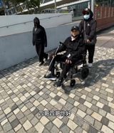 In a heartwarming encounter, Nicholas Tse's father, Patrick Tse, was recently spotted out and about in a wheelchair in Hong Kong's Tsim Sha Tsui district. Despite his advanced age of 88, Patrick Tse exuded a youthful energy, flashing a bright smile and waving at fans who approached him. The endearing scene not only showcased the enduring popularity of the veteran actor but also highlighted the importance of family and the passage of time.