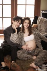 In a heartwarming announcement that has captivated the entertainment world, Lee Sin-ae, the female lead in Jay Chou's movie "The Rooftop," has officially confirmed her pregnancy. On February 6th, Lee took to social media to share the joyful news with her fans, posting a video that showcased her pregnancy test results and the intimate moment she shared the news with her husband, Liu Zirui. As the actress embarks on this new chapter in her life, her career, which kicked off with her debut in "The Rooftop" in 2013, is poised to take on a fresh dimension. With roles in notable films and series such as "The Flower Blooms" and "The Most Beautiful Time," Lee has carved out a significant place for herself in the entertainment industry.