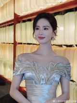 The latest trending topics on Weibo, a popular Chinese social media platform, have been centered around several high-profile celebrity lawsuits, the increasing popularity of "dumb phones" in the US, and the online behavior of Chinese netizens.