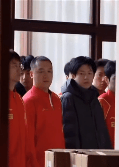 In a lighthearted moment during the Chinese National Games qualification tournament for table tennis, Wang Chuqin, a prominent player, was affectionately referred to as "big brother" by his teammates, prompting him to stifle a grin. This incident occurred on March 20th in Ningbo, where the Beijing Eight Happiness team, comprising Wang and his companions, including the renowned Ma Long, secured a decisive 3-0 victory over the Hunan Hengang team in the men's team event, Group A. The win marked a successful start for the Beijing team in the tournament.