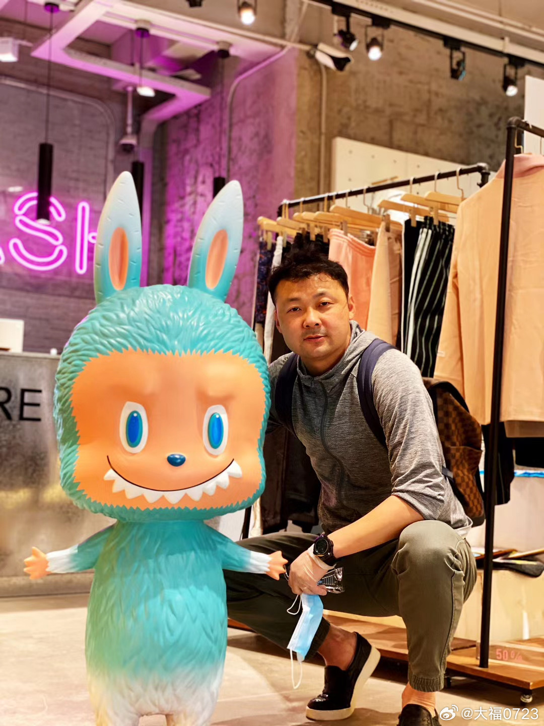 The recent auction of two Labubu collectible dolls for a staggering total of 190 million yuan has sparked widespread discussion on social media, with many expressing disbelief and skepticism about the high prices. The mint-colored Labubu sold for 1.08 million yuan, while the brown Labubu sold for 820,000 yuan. Both dolls previously belonged to a collector known by the pseudonym 'Cheng Luo', who had purchased them in 2020 for just over 100,000 yuan. About a year later, he sold them to another collector for around 300,000 yuan.