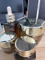In a recent marketing campaign, Estee Lauder has successfully captured the attention of the Chinese market with its "Estee Lauder Anti-Aging Miracle Set/Collection," or "雅诗兰黛逆龄神仙局" in Chinese. The campaign, which features a range of anti-aging products, has generated significant buzz on social media platforms, particularly Weibo, where users have been enthusiastically sharing their thoughts and feelings about the products.