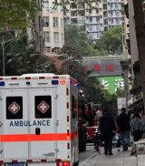 A heartbreaking incident occurred in Zhengzhou, Henan Province, where a 2-year-old girl suffered severe burns after accidentally falling into a 90°C hot water basin. The burns covered 25% of her body, leaving her family in a state of panic. In a poignant display of remorse, the grandmother, who was taking care of the child at the time, dropped to her knees and begged for forgiveness from her daughter-in-law, tears streaming down her face as she lamented, "It's all my fault for not watching her closely enough!"