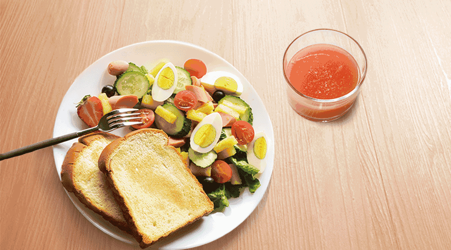 Liquid-based breakfasts are an ideal choice for weight loss, offering high satiety and reducing subsequent caloric intake. Opting for liquids such as porridge, soy milk, and other low-calorie, high-fiber foods can help control hunger and provide essential nutrients. The key to a successful weight loss breakfast lies in its ability to keep one full until the next meal, thereby reducing the overall caloric intake throughout the day.
