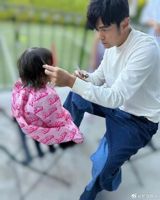 Jay Chou and his family have been in the spotlight of media attention lately, especially with the warm and intimate family photos shared on social media, giving fans a glimpse into their happy and loving life. Recently, Jay Chou's wife, Hannah Quinlivan, shared a series of heartwarming family photos on her social media platform, instantly captivating the attention of numerous fans. The photos showed Jay Chou tenderly cutting his daughter's hair on the traditional Chinese holiday of "Longtaitou", showcasing his affectionate and devoted side as a father.