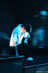 A recent concert by Chinese pop star Wang Yuan has sparked a frenzy of excitement and admiration on social media, with fans praising the singer's energetic performance and innovative stage antics.
