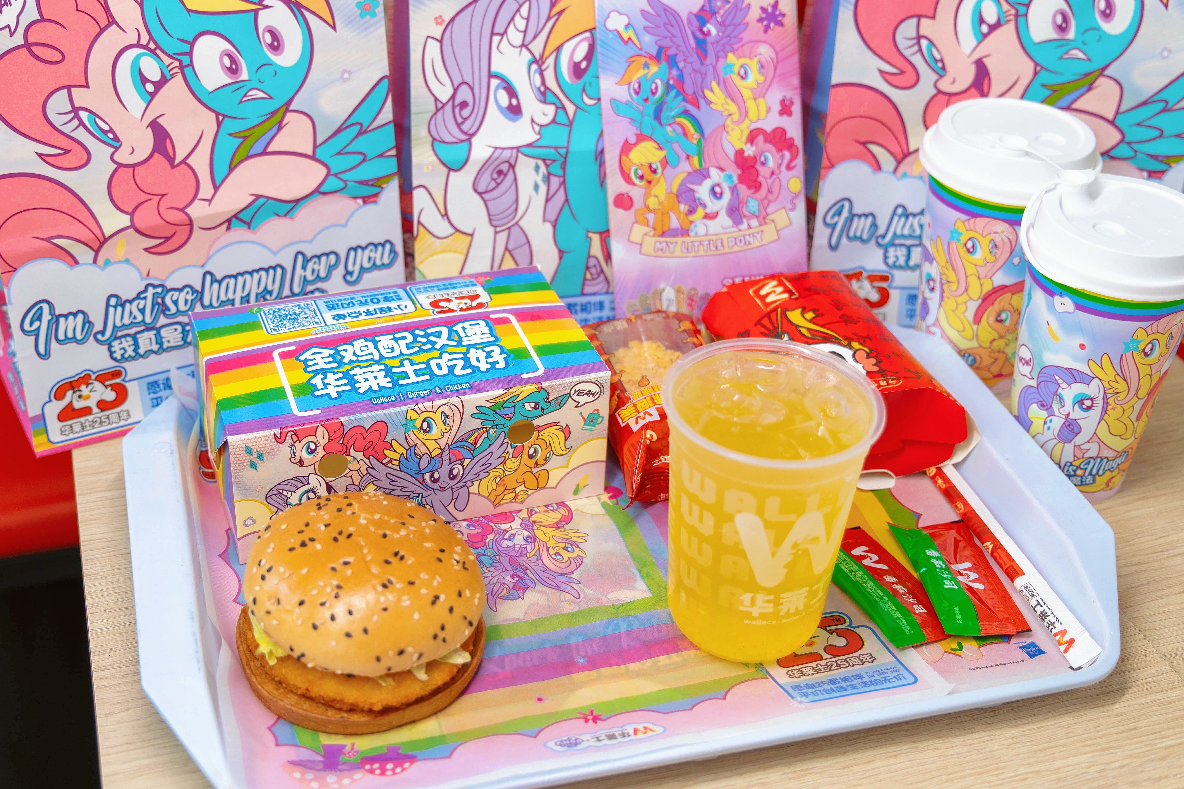 The emergence of "谷子" culture, which refers to the consumption of merchandise related to anime, games, comics, and idols, has become a significant aspect of young people's lives in China. This trend is characterized by a shift in consumption priorities, where the value of a product is no longer solely determined by its functional value but also by the emotional or social value it provides. The quote "不是谷子买不起送的更有性价比" reflects this shift, suggesting that for some young people, the appeal of buying merchandise lies not in the product itself but in the perceived value of the free gifts or extras that come with it.