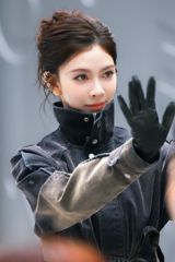 In a bizarre turn of events, the management team of Chinese celebrity Fan Chengcheng has been embroiled in a social media controversy surrounding a behind-the-scenes video of a photoshoot. The video, which was initially posted on the team's social media account, showed Fan Chengcheng trying out a new hairstyle that was widely panned by netizens. The hairstyle, which featured a sleek, close-to-the-head design, was criticized for being unflattering and dated. Despite the backlash, the controversy took a surprising turn when the video was suddenly taken down, sparking speculation that the management team had attempted to delete or hide the evidence.