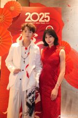 In a recent statement, Zhou Zhaozhong, the executive producer of the drama "Palm of the Hand," praised Liu Shishi's ability to carry a drama, saying, "Her ability to carry a drama has been proven by the market and doesn't require much explanation. What I like most about her is her sincerity and professionalism." Another producer, Jin Yu, also expressed his admiration for Liu Shishi, stating, "She has started a new journey and has the ability to choose scripts and play roles with courage." The director of the drama also praised Liu Shishi, saying, "It's a happy thing to work with her! I hope our drama will get better and better!"