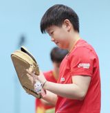 In a post-match interview, Chinese table tennis athlete Sun Yingsha expressed her surprise at winning with a 4-0 score, stating that she had not anticipated such a dominant victory. Despite her impressive performance, Sun Yingsha remained humble and focused on her upcoming semifinal match. When asked about her expectations for the next round, she acknowledged that it would be a challenging contest, particularly against her opponent, Wang Yidi. Sun Yingsha's comments reflected her dedication to her craft and her determination to perform at her best in the upcoming match.
