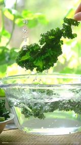 The internet is abuzz with discussions about the perceived difficulty of eating kale, also known as 羽衣甘蓝 in Chinese. On social media, many users are sharing their experiences and opinions about this trendy vegetable. Some express curiosity about kale, asking if it's really that difficult to eat, while others share their personal experiences, saying they've had kale juice once, but never tried eating it raw, so they're not sure how difficult it is to eat.