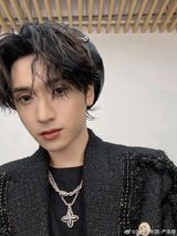 The highly anticipated music reality show "歌手2025" (Singer 2025) has officially launched its activities with the "揭榜" (leaderboard) event, where global singers are invited to participate and showcase their talents. A total of 46 singers have self-recommended to participate in the event, with popular artists such as Wang Rong and He Jie being among the most recommended. Other notable celebrities who have signed up include Ma Jia Qi, Ayunga, Meng Meiqi, Huang Ying, Zhuang Xinyan, Tang Hanxiao, and Deng Jianchao, among others. The show is set to premiere on May 16, 2025, and will feature a lineup of renowned singers from the Greater China region and beyond.