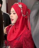 The incident began when photos of the bride, praised for her stunning beauty, were shared online. The photographer, who captured the images, noted that the bride normally goes without makeup and that her entire family is known for their good looks, attributing it to their upbringing which emphasizes inner beauty over physical appearance. However, the online community responded with skepticism, questioning the authenticity of the bride's beauty. Many netizens speculated that the bride might have utilized AI face-swapping technology or undergone plastic surgery to achieve her look. This speculation sparked a wider conversation about the role of technology in altering appearances and the societal pressures to conform to certain beauty standards.